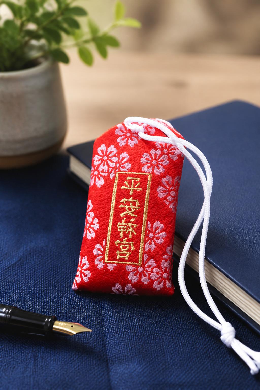 Amulettes porte-bonheur au travail
