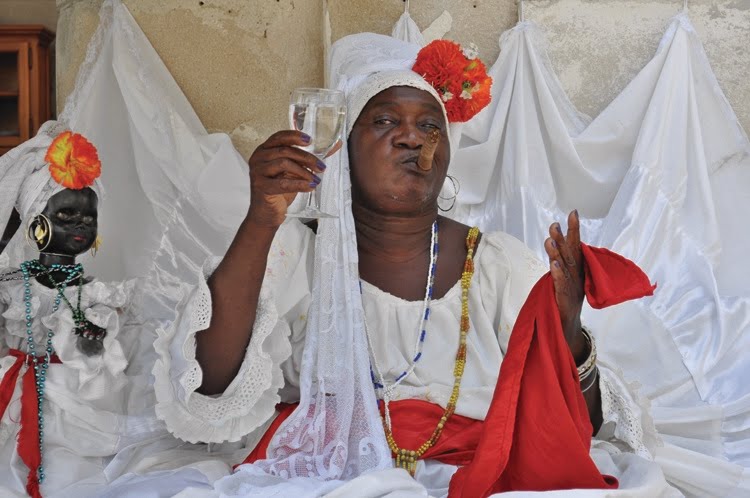 Religião Santeria: como fazer amuletos e colares