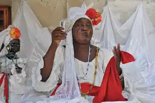 Santeria Religion: Amulette und Halsketten herstellen